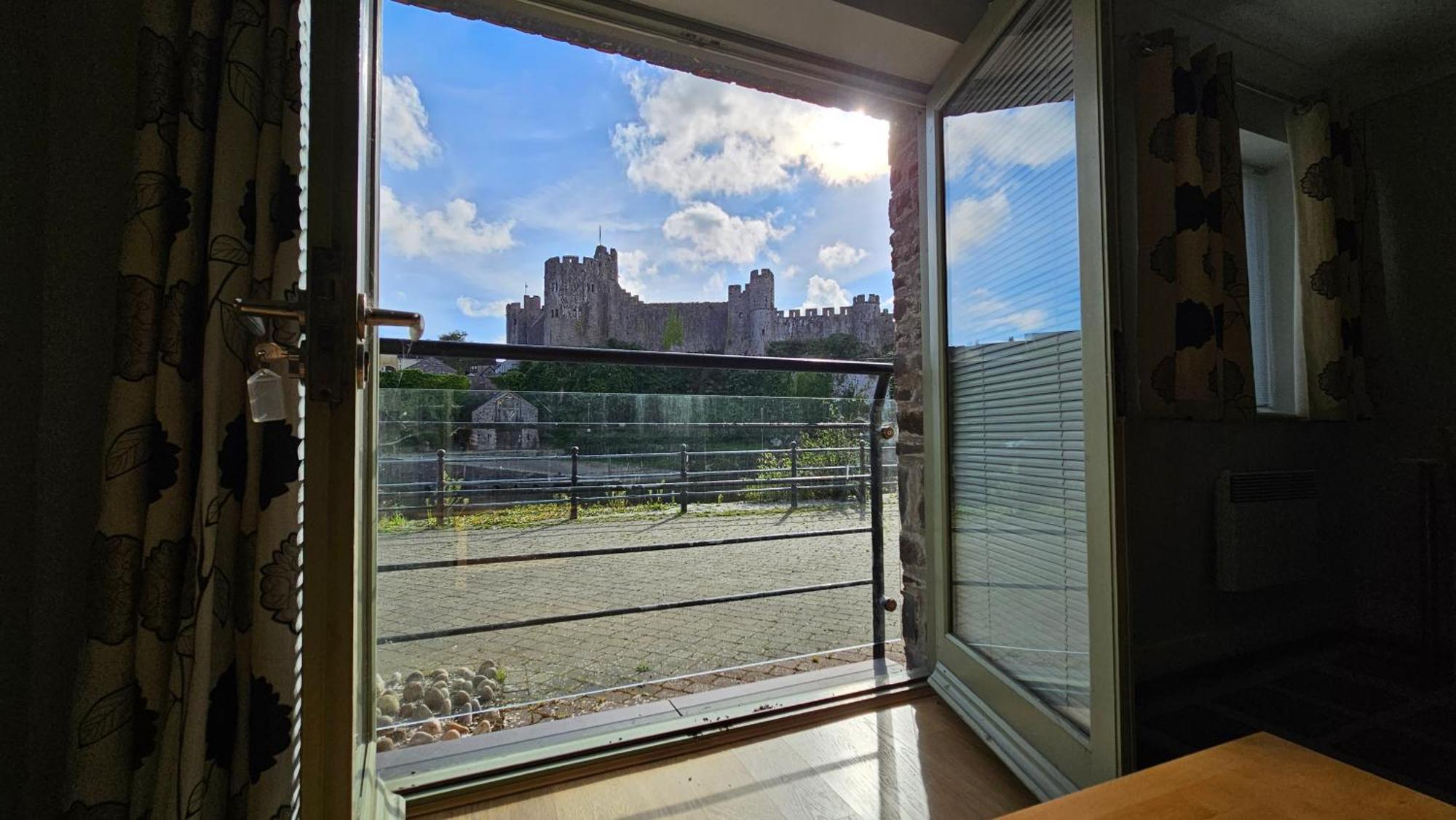 Castle Pond House Apartamento Pembroke Exterior foto