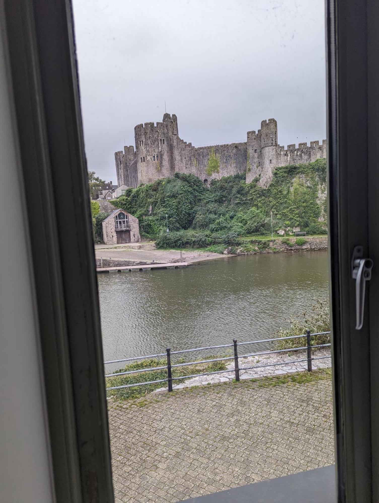 Castle Pond House Apartamento Pembroke Exterior foto