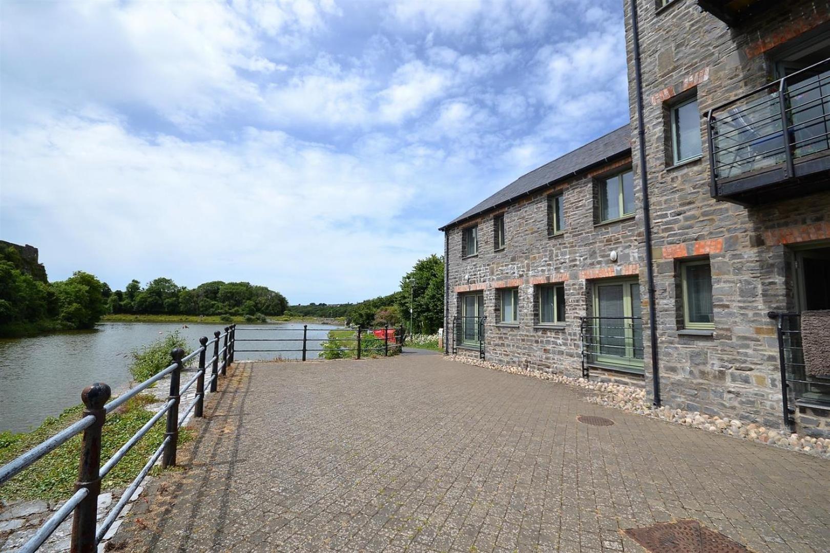 Castle Pond House Apartamento Pembroke Exterior foto